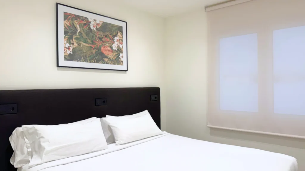 Apartamento deluxe centro jardines cabecero cama matrimonio webp