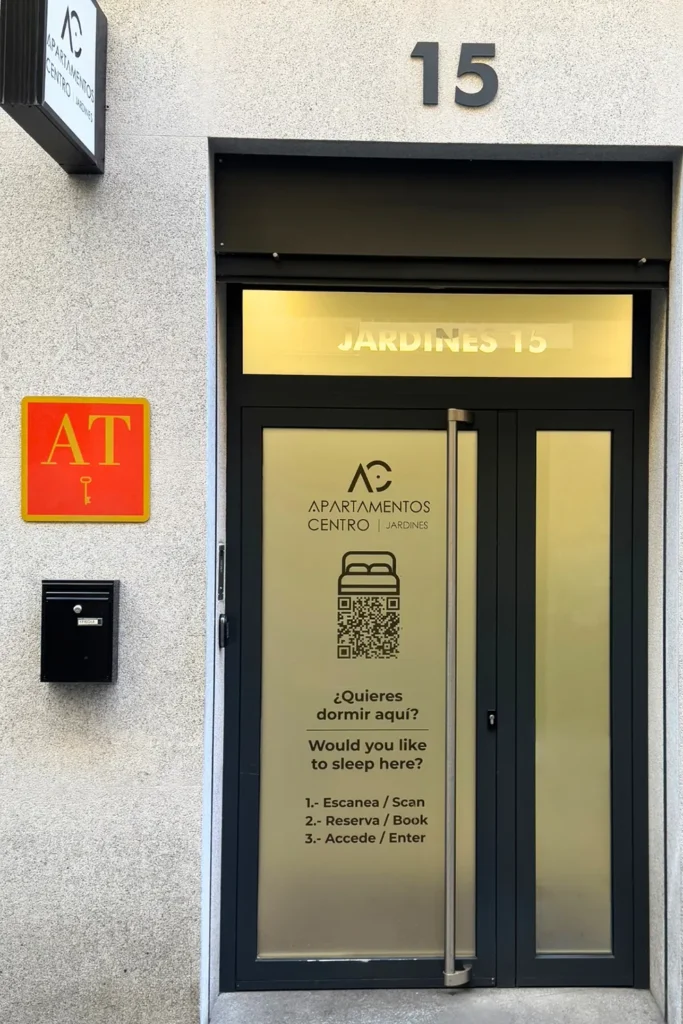 Puerta de entrada Apartamentos jardines